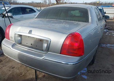 2010 Lincoln Town Car Signature Limited from USA, damaged, VIN 2LNBL8CVXAX750378